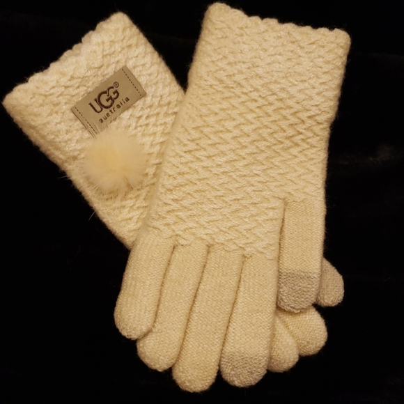 UGG HAT AND INFINITY SCARF, GLOVES SET NEW - Picture 6 of 7